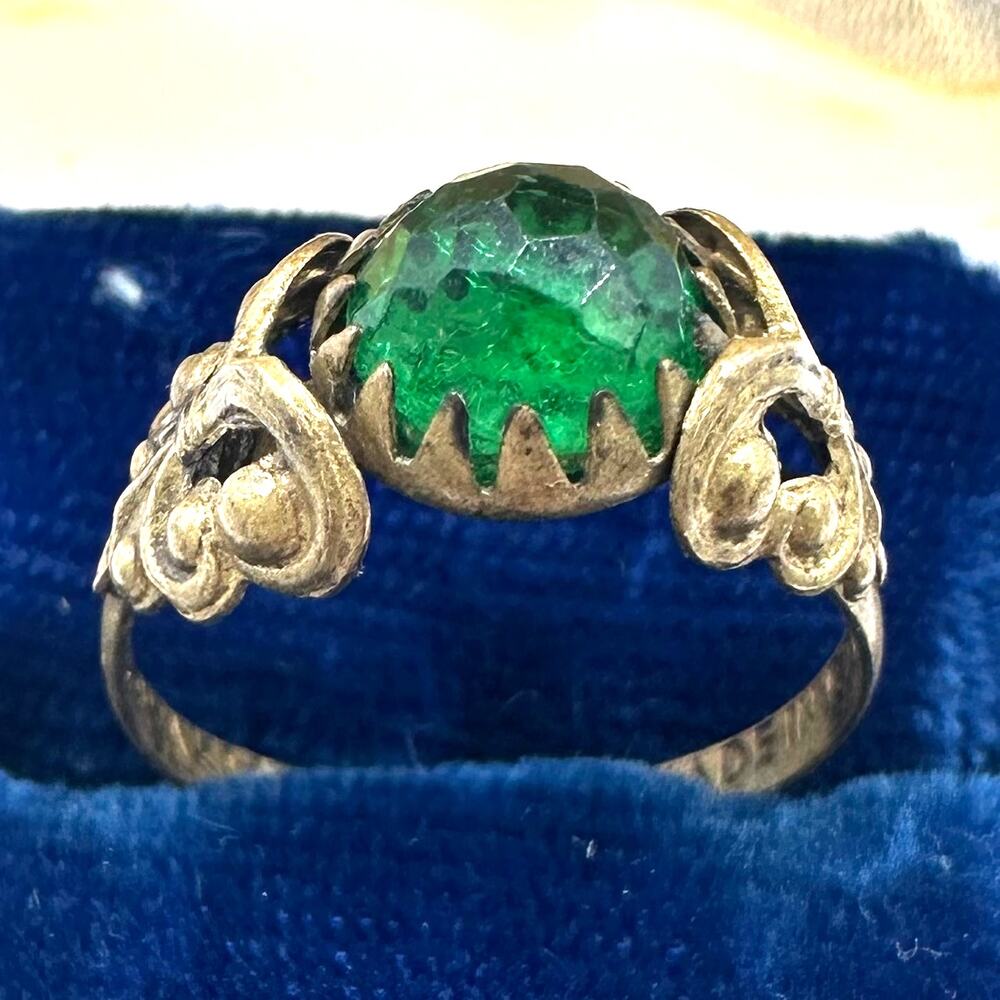 Czechoslovakia antique Art Deco 1920s gold tone brass emerald green glass ring 6